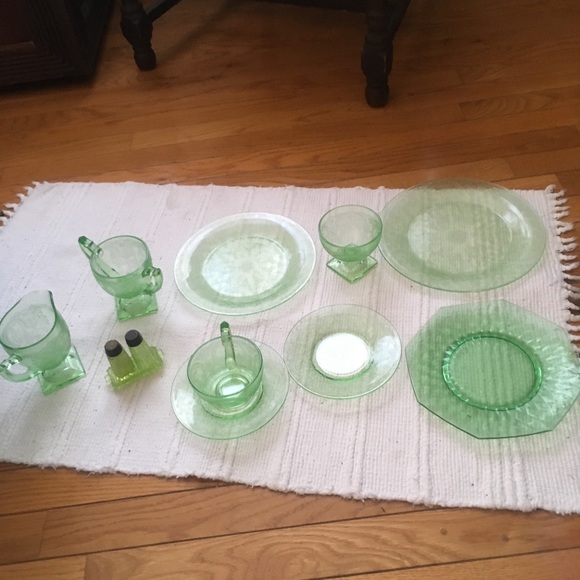 1930’s green horseshoe design depression glass - Picture 1 of 3